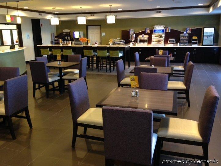 威奇托东北部智选假日套房酒店 外观 照片